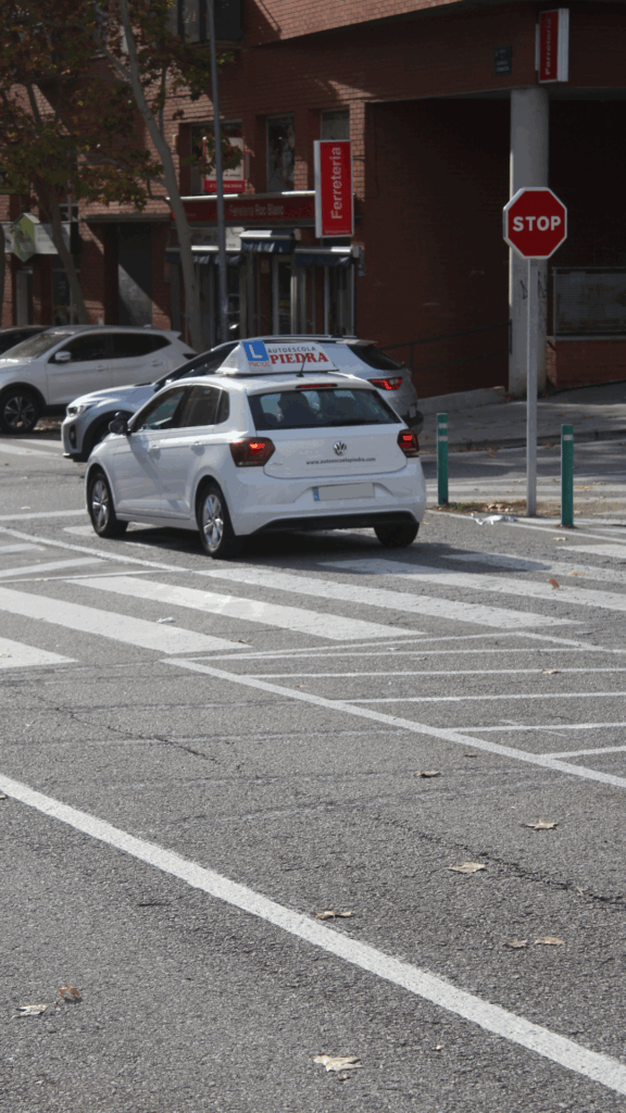 Obtén tu Permiso de conducir B + E en Autoescuela Piedra