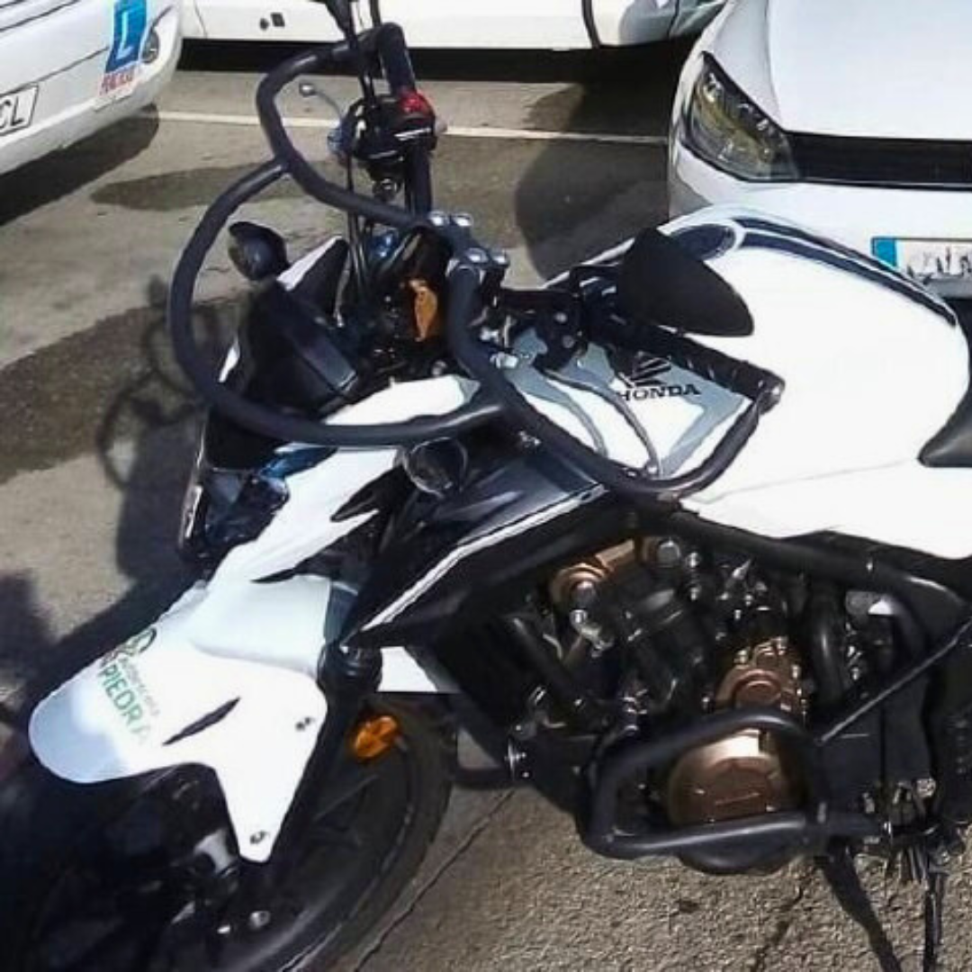 Alumno en clase práctica para obtener el permiso A1 en Terrassa, con moto y equipamiento completo.