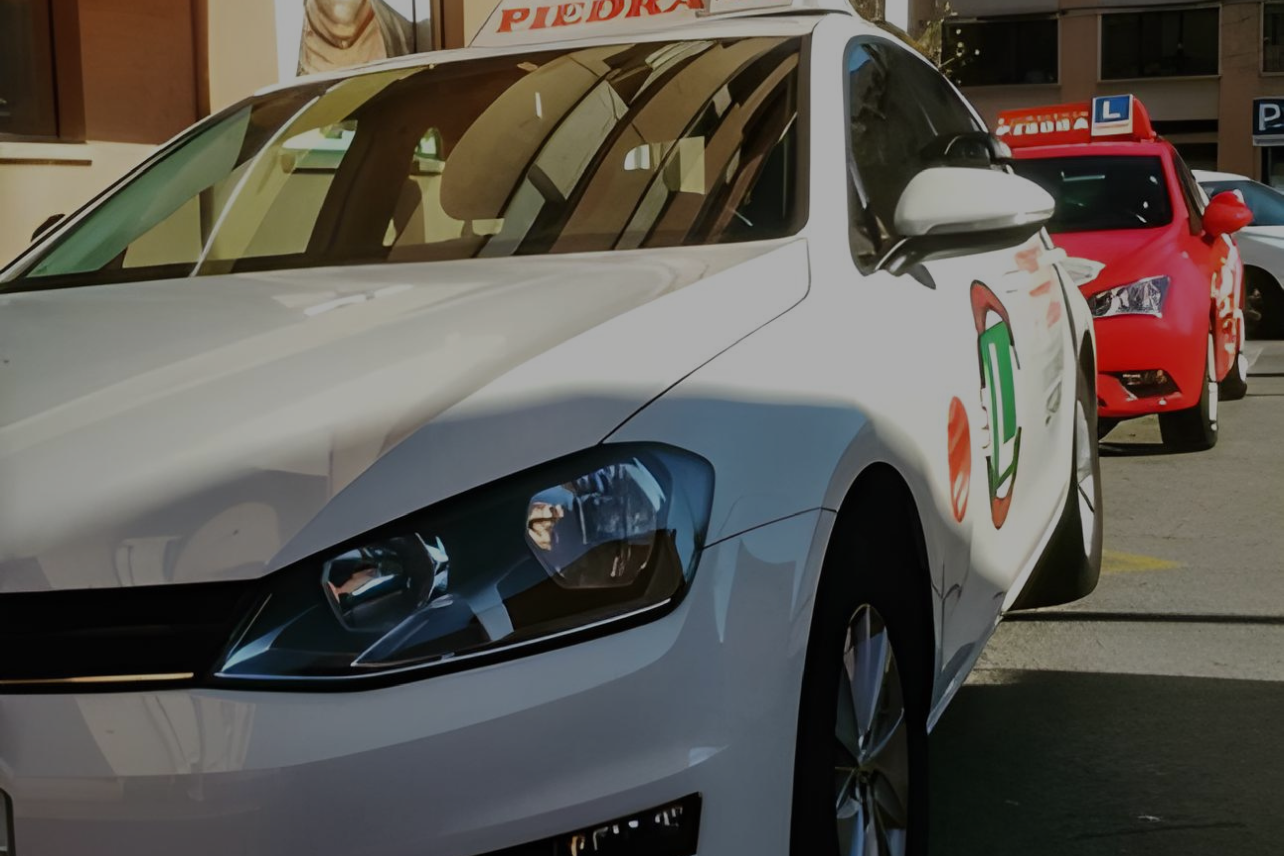 Alumno preparándose para obtener el permiso B+E en Sant Cugat del Vallès con Autoescuela Piedra.